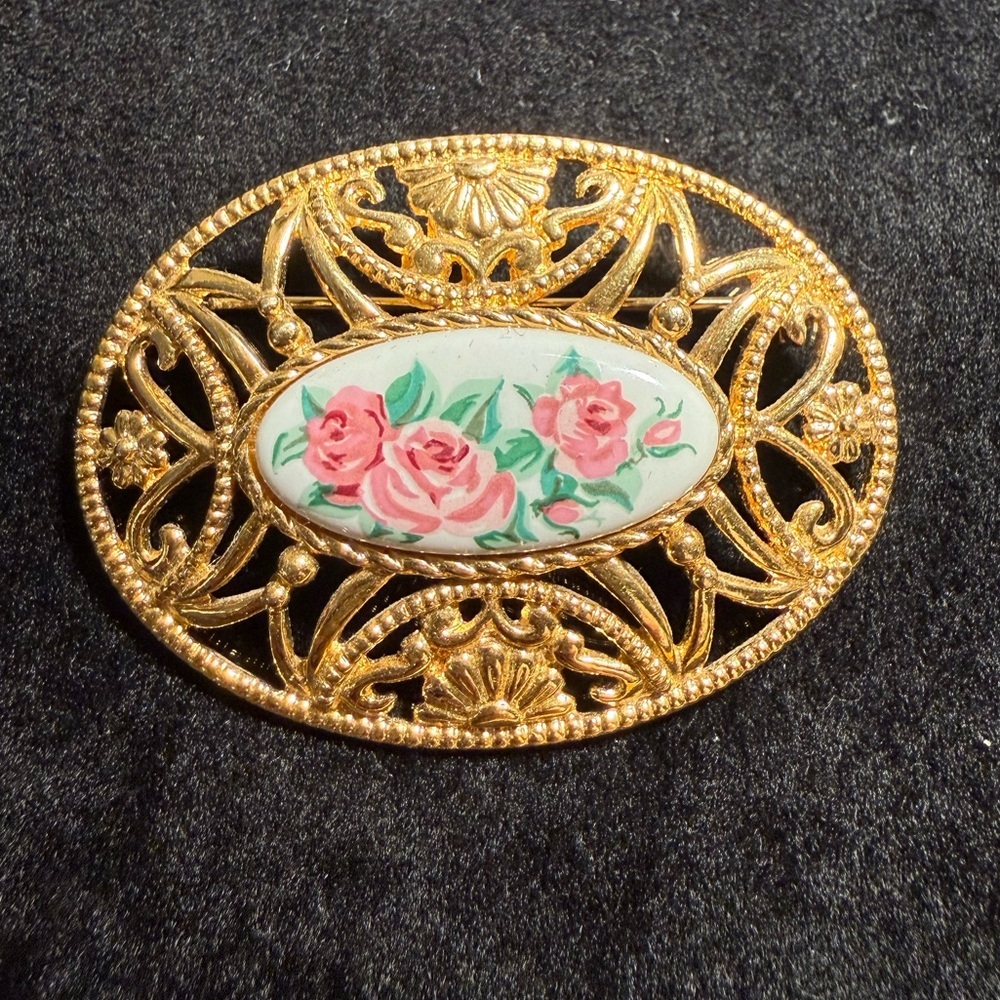 Avon Vintage Gold Tone Floral Brooch Pink Roses Oval Filigree Pin